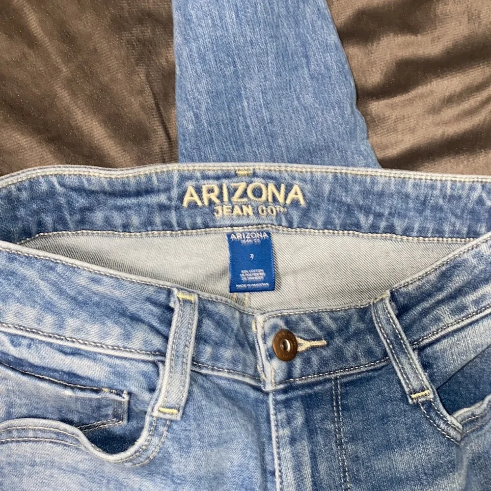 🛍️Adorable frayed blue jeans! - Picture 8 of 10